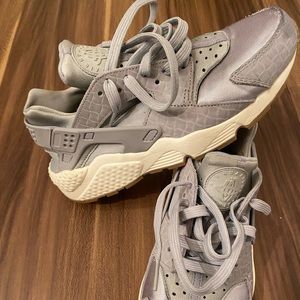 Size 8 Nike silver huaraches womens